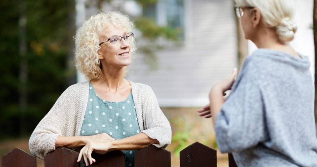 8 small habits of people born in the 60s and 70s that make them wonderful neighbors