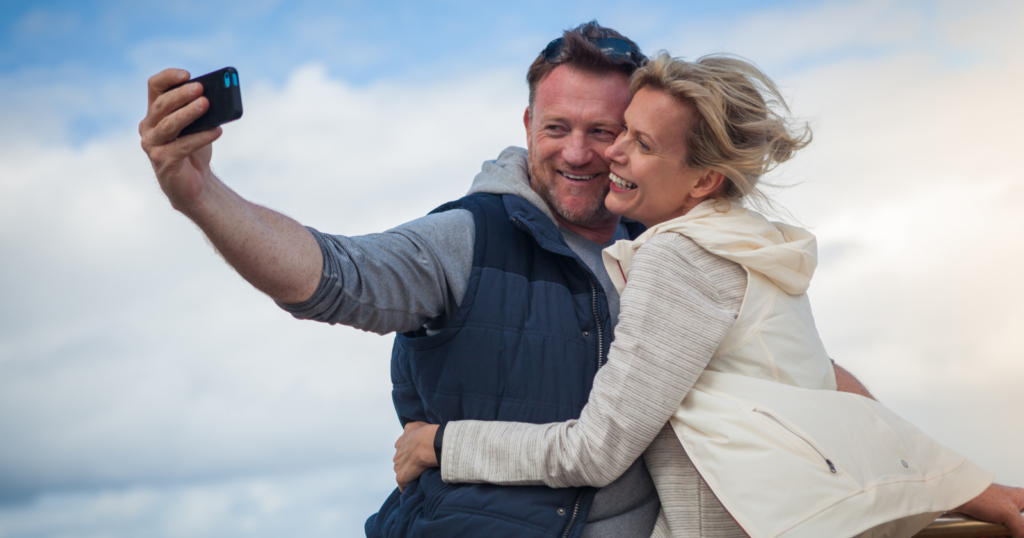 9 small habits of couples who still genuinely enjoy each other’s company after 30 years