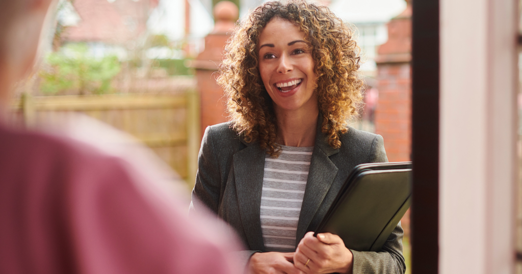 8 things well-mannered people do before they’ve even sat down