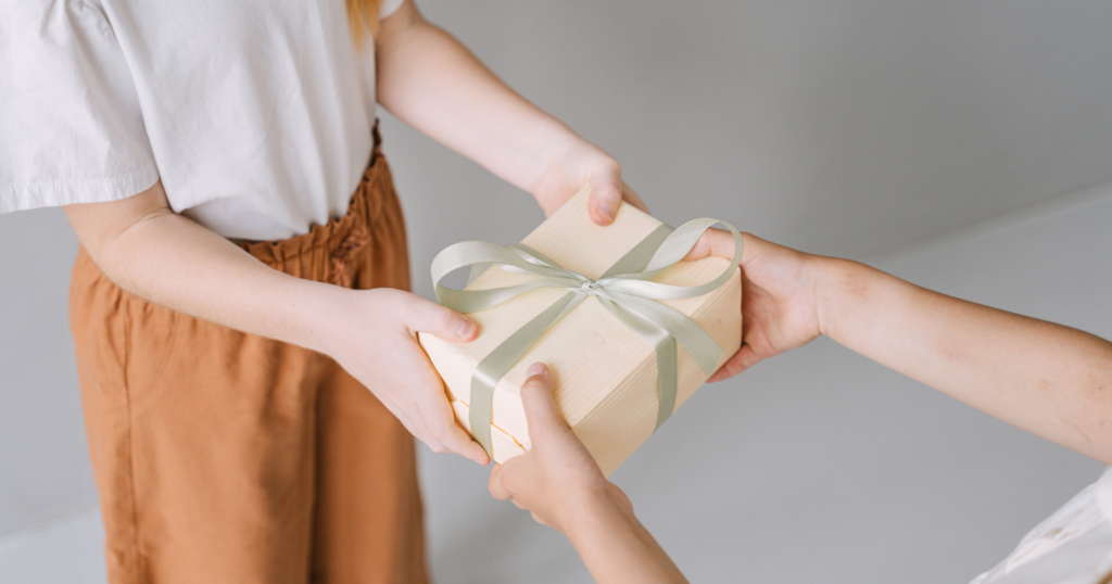 8 things people who give thoughtful gifts pay attention to all year