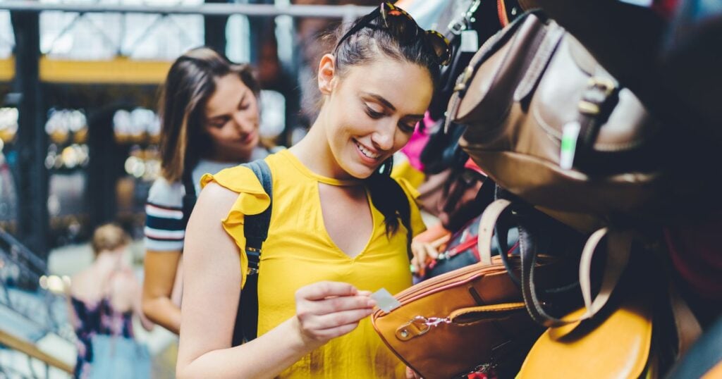7 signs someone grew up with very little money, even if they are comfortable now