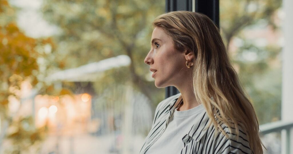 7 questions people quietly stop asking themselves once they stop feeling behind in life